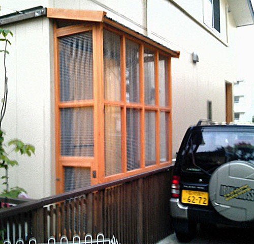 ベランダに柵とキャットタワー 犬小屋製作工房kの犬小屋ブログ